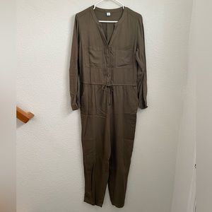 Like New Old Navy olive long sleeve jumpsuit, size M